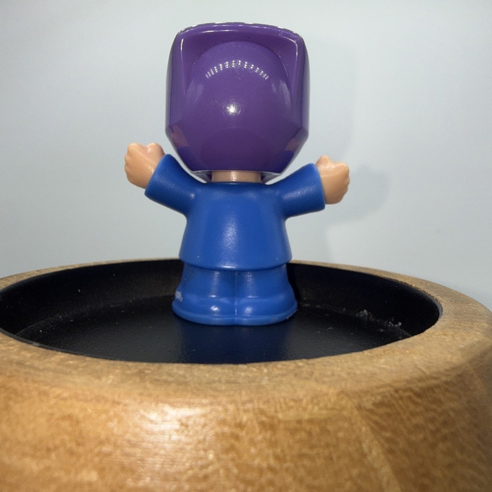 Fisher Price Little People RACE CAR DRIVER in PURPLE HELMET Racing Boy - Picture 3 of 4
